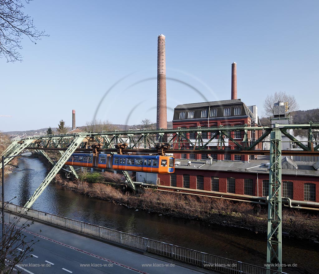 Wuppertal Elberfeld, Fabrikgebaeude der Firma Sachsenroeder, bekannter Hesteller von Vulkanfiber mit Schwebebahn und Wupper; Wuppertal Elberfeld, view onto Company Sachsenroeder with aereal tramway and river Wupper