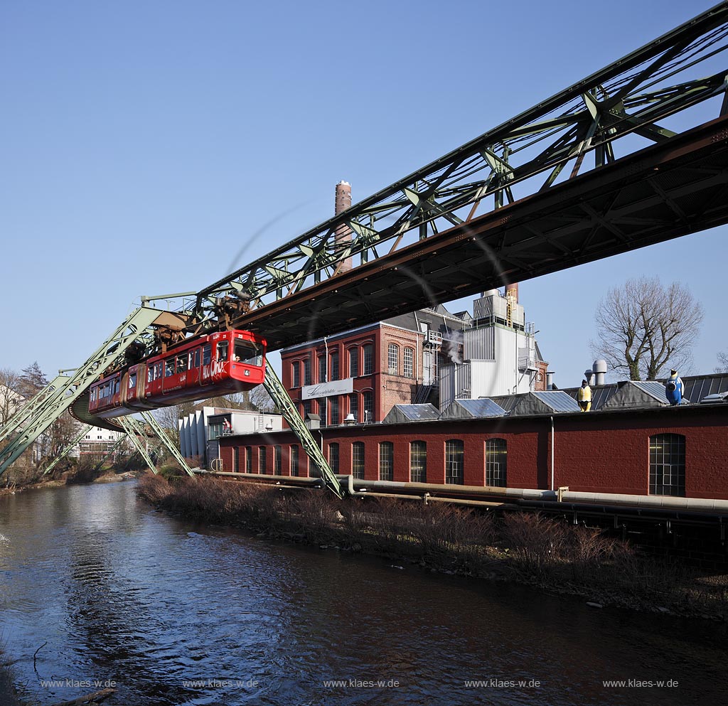 Wuppertal Elberfeld, Fabrikgebaeude der Firma Sachsenroeder, bekannter Hesteller von Vulkanfiber mit Schwebebahn und Wupper; Wuppertal Elberfeld, view onto Company Sachsenroeder with aereal tramway and river Wupper