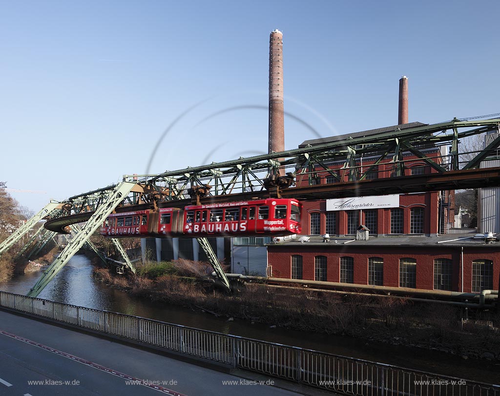 Wuppertal Elberfeld, Fabrikgebaeude der Firma Sachsenroeder, bekannter Hesteller von Vulkanfiber mit Schwebebahn und Wupper; Wuppertal Elberfeld, view onto Company Sachsenroeder with aereal tramway and river Wupper