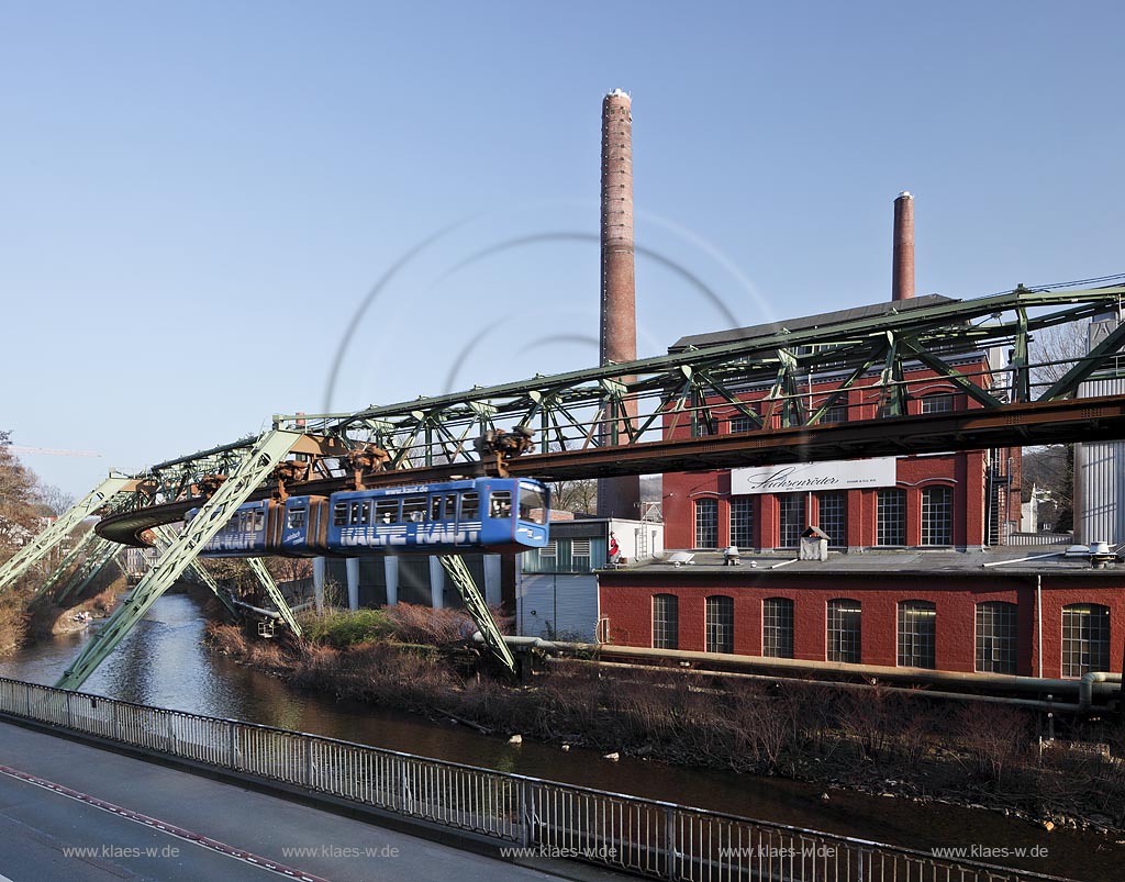 Wuppertal Elberfeld, Fabrikgebaeude der Firma Sachsenroeder, bekannter Hesteller von Vulkanfiber mit Schwebebahn und Wupper; Wuppertal Elberfeld, view onto Company Sachsenroeder with aereal tramway and river Wupper