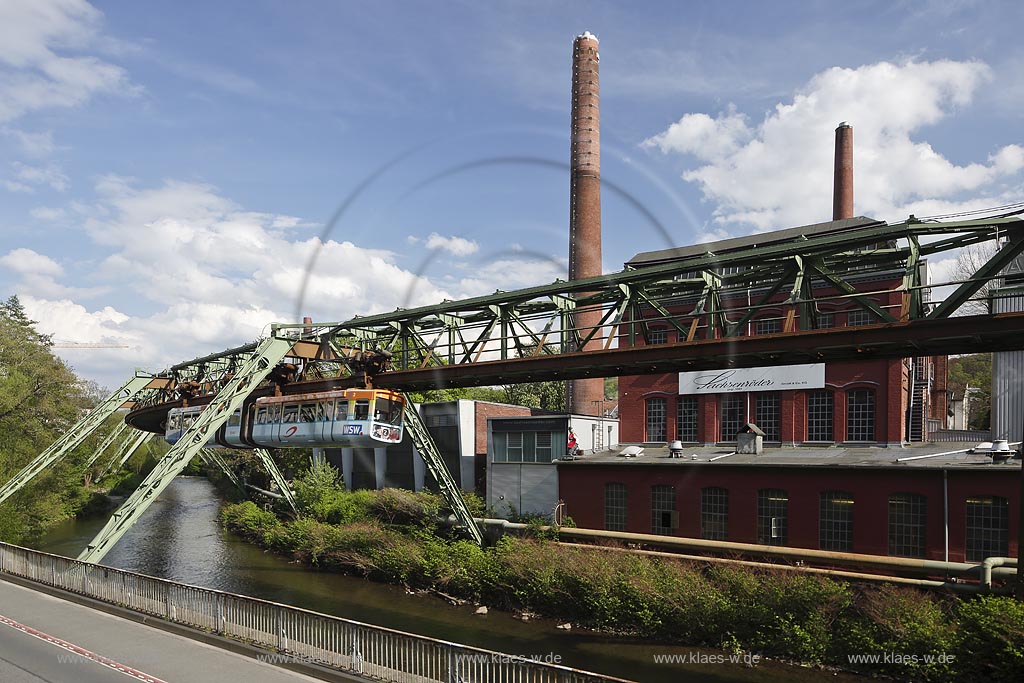 Wuppertal Elberfeld, Fabrikgebaeude der Firma Sachsenroeder, bekannter Hersteller von Vulkanfiber mit Schwebebahn und Wupper; Wuppertal Elberfeld, view onto Company Sachsenroeder with aereal tramway and river Wupper