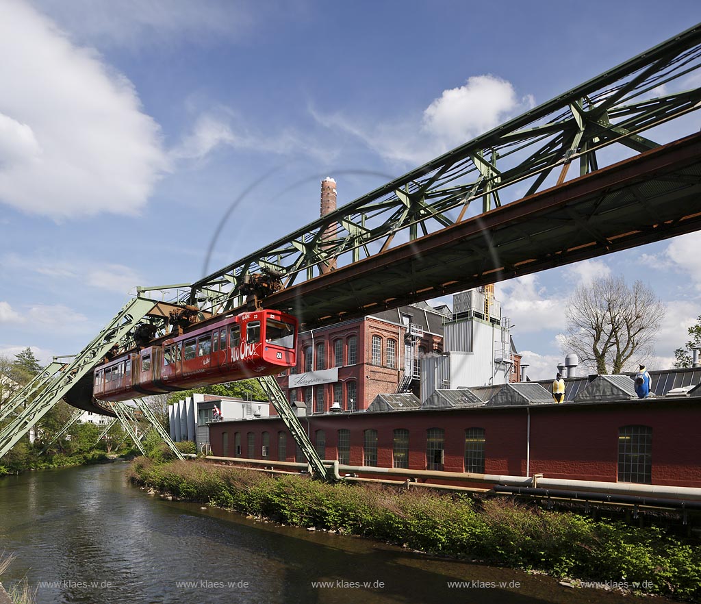 Wuppertal Elberfeld, Fabrikgebaeude der Firma Sachsenroeder, bekannter Hersteller von Vulkanfiber mit Schwebebahn und Wupper; Wuppertal Elberfeld, view onto Company Sachsenroeder with aereal tramway and river Wupper
