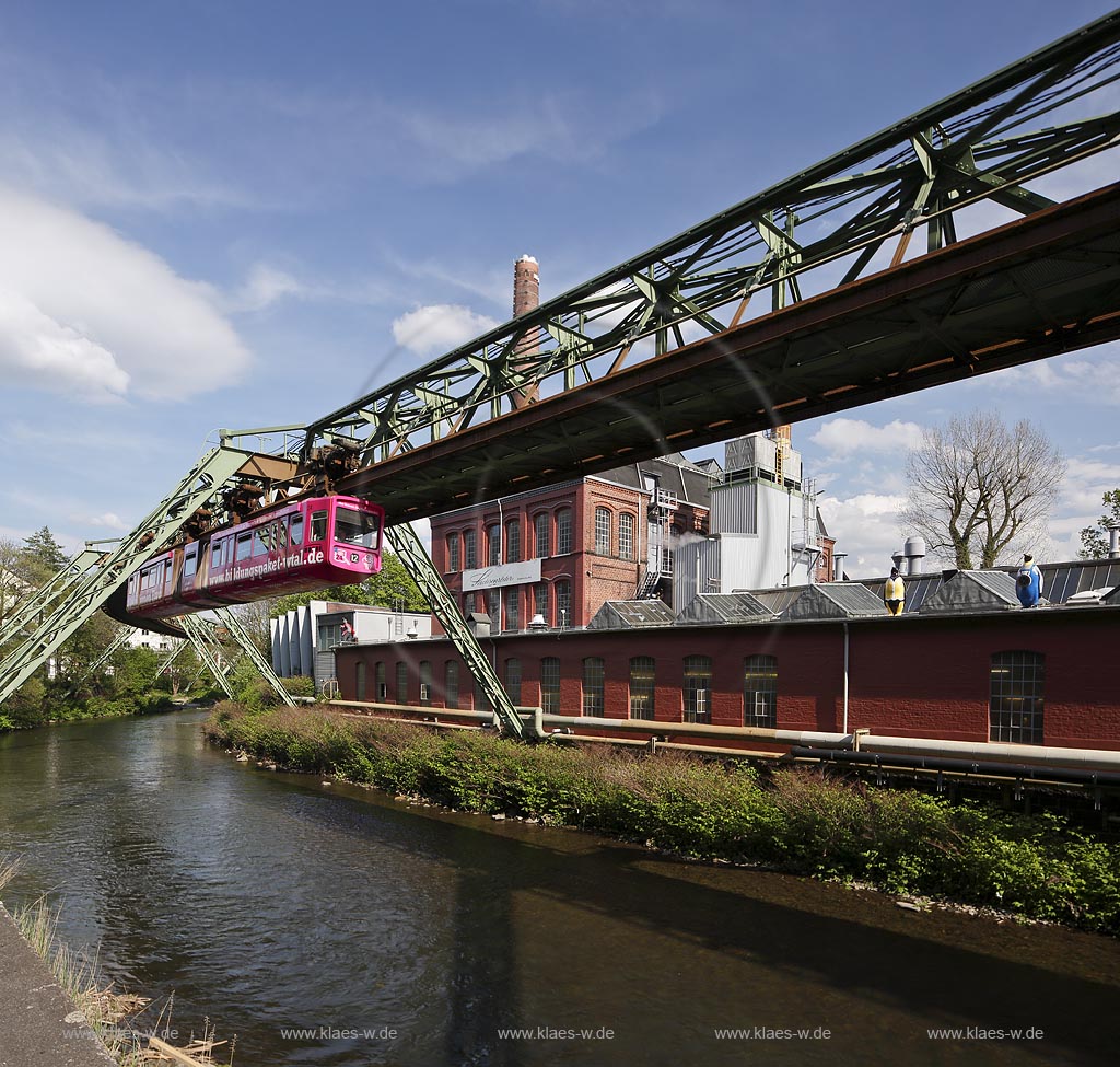 Wuppertal Elberfeld, Fabrikgebaeude der Firma Sachsenroeder, bekannter Hersteller von Vulkanfiber mit Schwebebahn und Wupper; Wuppertal Elberfeld, view onto Company Sachsenroeder with aereal tramway and river Wupper