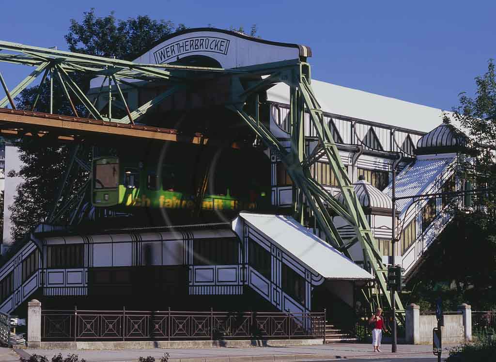 Barmen, Wuppertal, Regierungsbezirk Dsseldorf, Duesseldorf, Blick auf Schwebebahnstation Wertherbrcke, Wertherbruecke mit Schwebebahn