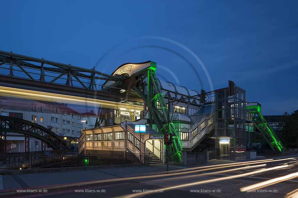 Wuppertal Barmen, Schwebebahnstation "Werther Bruecke" illuminiert zur blauen Stunde. Die 2013 neueroeffnete Schwebebahnstation sieht zwar aus wie die historische Station im Jugendstil, ist jedoch auf modernem Stand; Wuppertal Barmen, station of the overhead railway illuminated while blue hour.