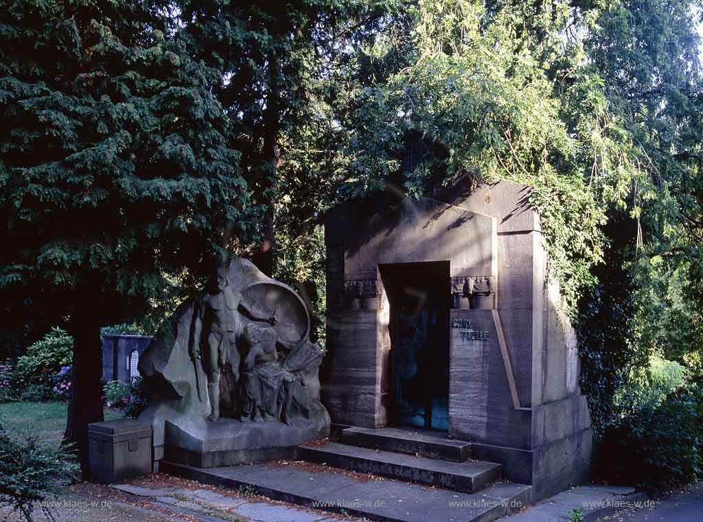 Barmen, Unterbarmer Friedhof, Wuppertal, Regierungsbezirk Dsseldorf, Duesseldorf, Blick auf Grab, Grabstaette, Grabsttte von Carl Toelle