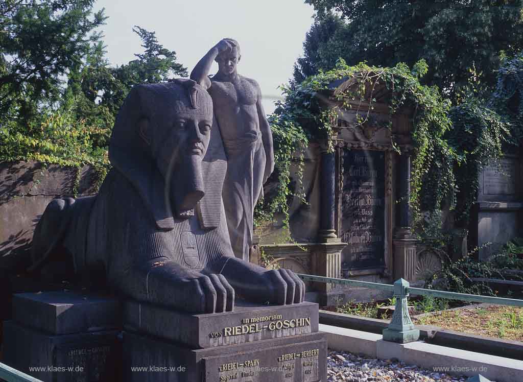 Barmen, Wuppertal, Unterbarmer Friedhof, Regierungsbezirk Dsseldorf, Duesseldorf, Blick auf Grabstein nach Vorbild der Sphinx