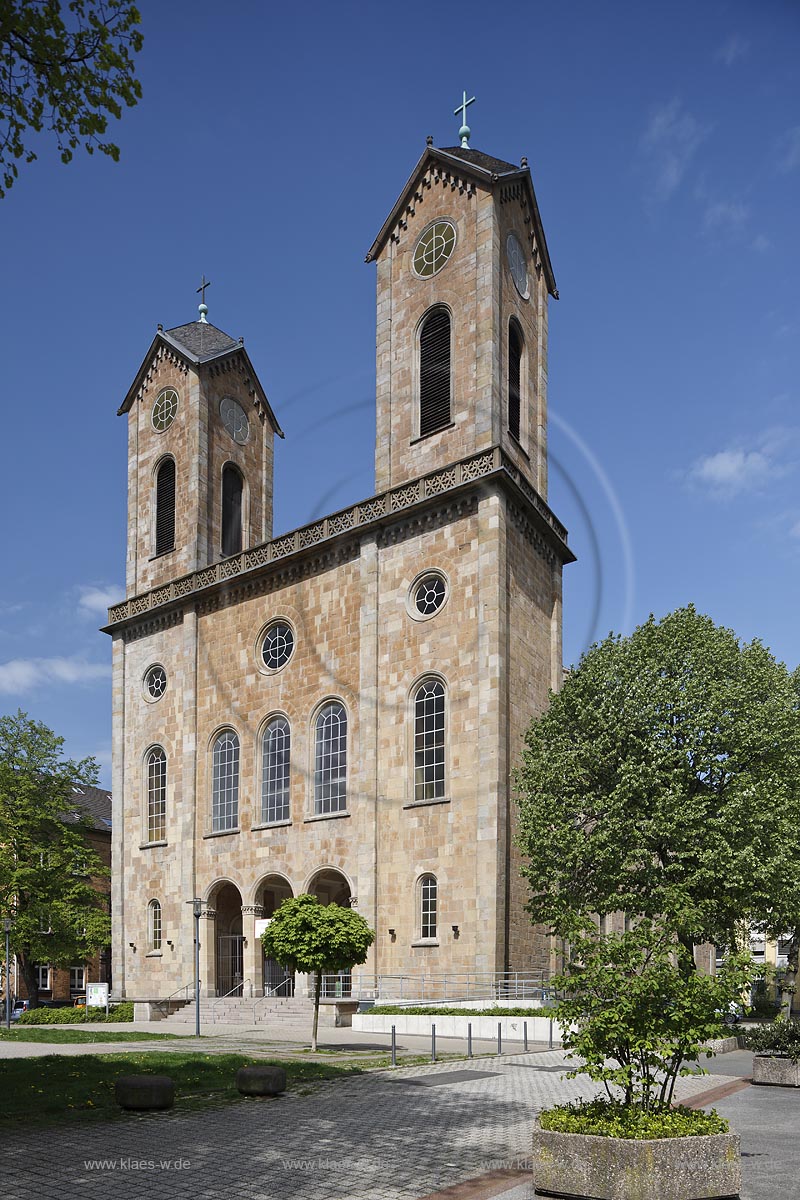 Wuppertal Bramen, Unterbarmer Hauptkirche, Suedansicht. Die Unterbarmer Kirche ist aus zwei Gruenden ein Baudenkmal von besonderer Bedeutung: Einerseits ist sie das erste ausgefuehrte Kirchenbauwerk des Architekten Heinrich Huebsch, andererseits zaehlt sie zu den fruehesten bekannten Bauten der neuromanischen Architektur ueberhaupt; Wuppertal Barmen, church Unterbarmer Hauptkirche.