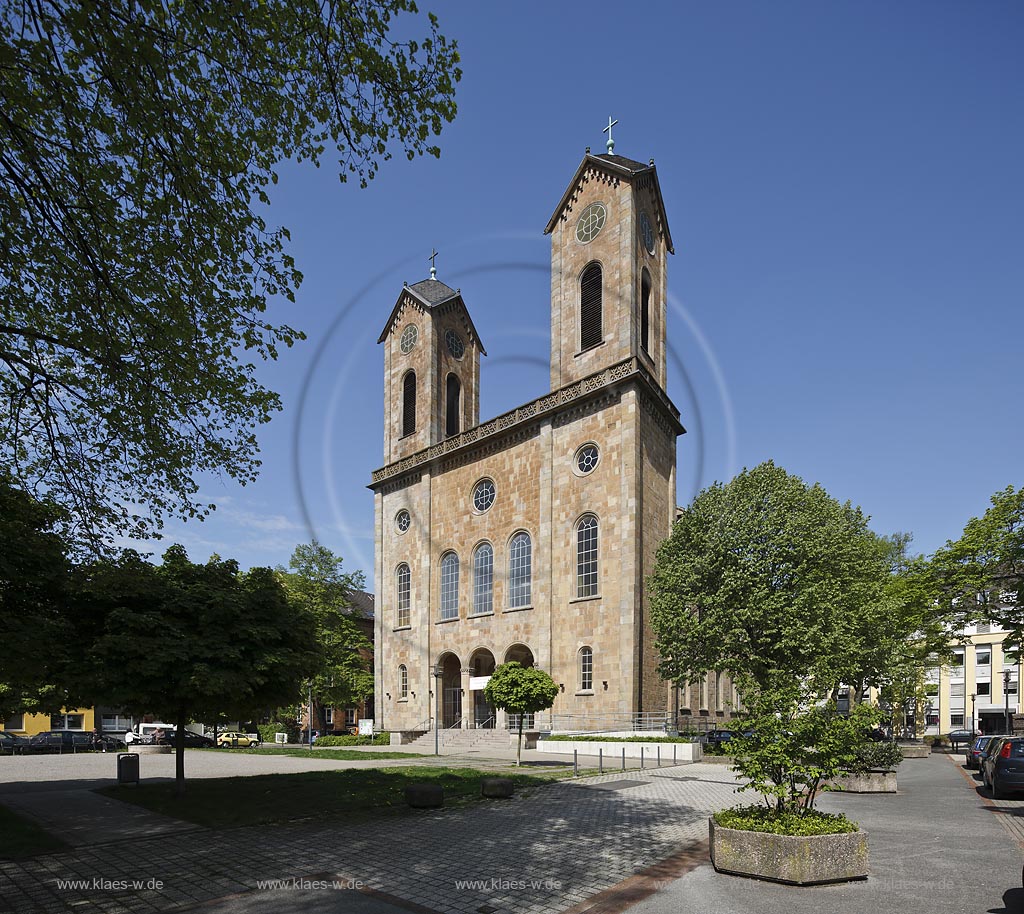 Wuppertal Bramen, Unterbarmer Hauptkirche, Suedansicht. Die Unterbarmer Kirche ist aus zwei Gruenden ein Baudenkmal von besonderer Bedeutung: Einerseits ist sie das erste ausgefuehrte Kirchenbauwerk des Architekten Heinrich Huebsch, andererseits zaehlt sie zu den fruehesten bekannten Bauten der neuromanischen Architektur ueberhaupt; Wuppertal Barmen, church Unterbarmer Hauptkirche.
