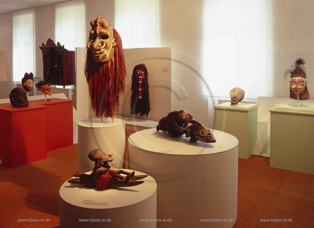 Barmen, Wuppertal, Voelkerkundemuseum, Vlkerkundemuseum, Regierungsbezirk Dsseldorf, Duesseldorf, Blick auf verschiedene Masken und Figuren