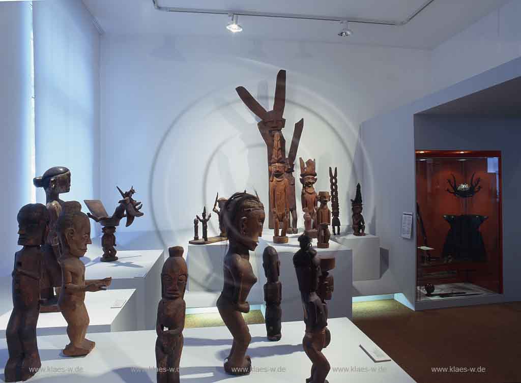 Barmen, Wuppertal, Voelkerkundemuseum, Vlkerkundemuseum, Regierungsbezirk Dsseldorf, Duesseldorf, Blick auf verschiedene Masken und Figuren
