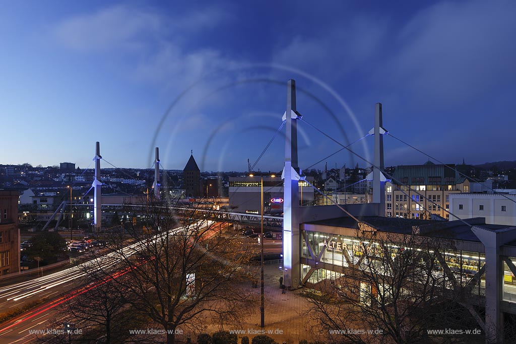 Wuppertal Barmen, Schwebebahnstation, Schwebebahnbahnhof Alter Markt, Stahlkonstruktion Schwebebahnbruecke ueber die B7, illiminierte Pfeiler der Schwebebahnbruecke mit modernen LED, Lichtinstallation durch Dinnebier GmbH; Wuppertal Barmen, station of the overhead railway Alter Markt at blue hour.