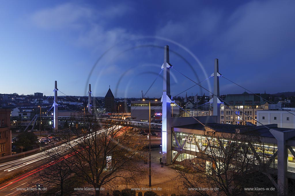 Wuppertal Barmen, Schwebebahnstation, Schwebebahnbahnhof Alter Markt, Stahlkonstruktion Schwebebahnbruecke ueber die B7, illiminierte Pfeiler der Schwebebahnbruecke mit modernen LED, Lichtinstallation durch Dinnebier GmbH; Wuppertal Barmen, station of the overhead railway Alter Markt at blue hour.