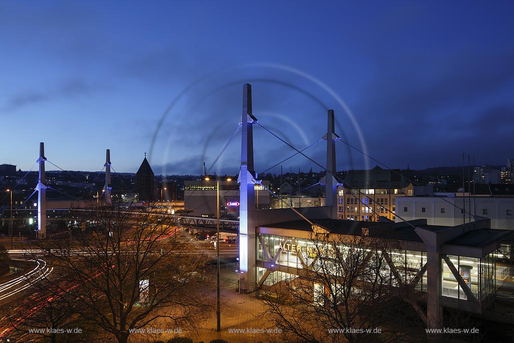 Wuppertal Barmen, Schwebebahnstation, Schwebebahnbahnhof Alter Markt, Stahlkonstruktion Schwebebahnbruecke ueber die B7, illiminierte Pfeiler der Schwebebahnbruecke mit modernen LED, Lichtinstallation durch Dinnebier GmbH; Wuppertal Barmen, station of the overhead railway Alter Markt at blue hour.