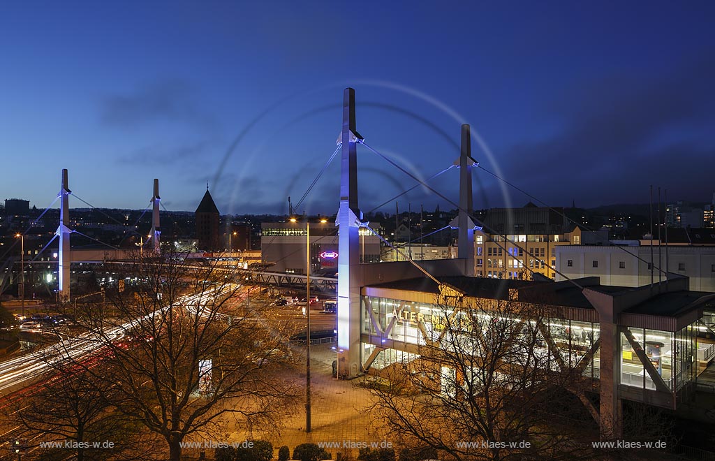 Wuppertal Barmen, Schwebebahnstation, Schwebebahnbahnhof Alter Markt, Stahlkonstruktion Schwebebahnbruecke ueber die B7, illiminierte Pfeiler der Schwebebahnbruecke mit modernen LED, Lichtinstallation durch Dinnebier GmbH; Wuppertal Barmen, station of the overhead railway Alter Markt at blue hour.