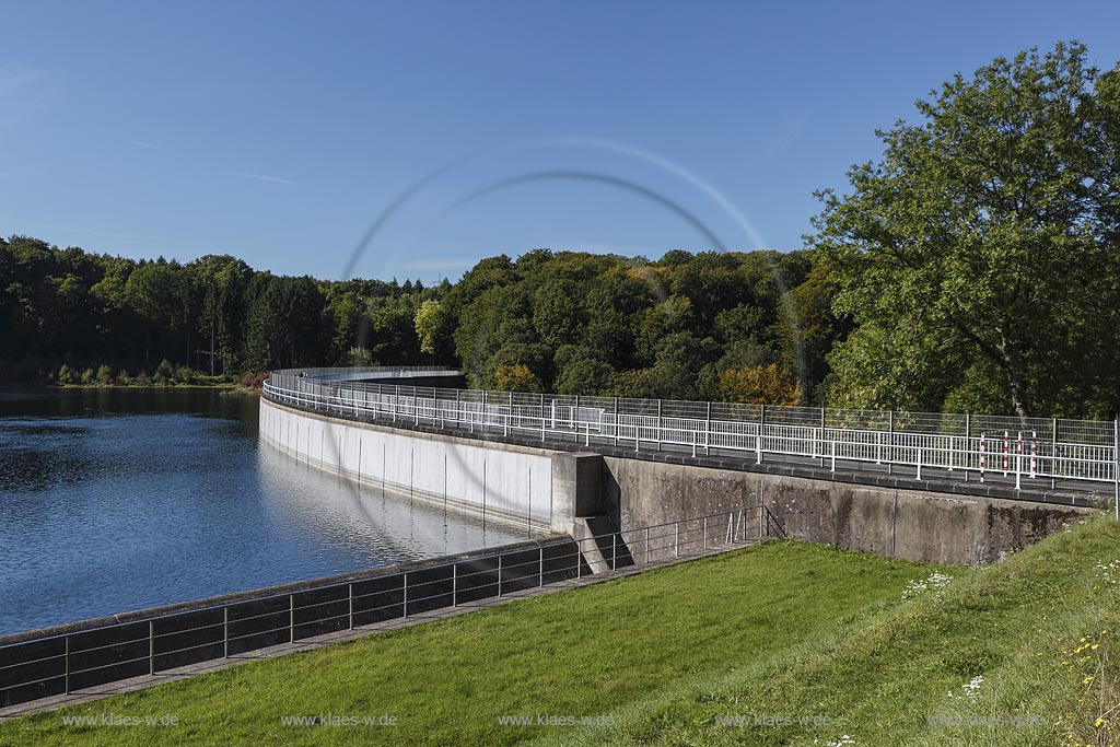 Wuppertal, Herbringhauser Talsperre, eine Trinkwassertalsperre, die 18981901 gebaut wurde, sie dient neben der Trinkwasserversorgung auch der Brauchwasserspeicherung und dem Hochwasserschutz fuer das obere Wuppergebiet; Wuppertal, barrage Herbringhauser Talsperre.