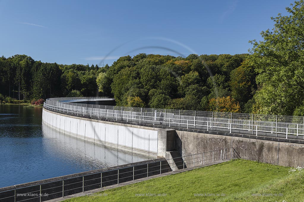 Wuppertal, Herbringhauser Talsperre, eine Trinkwassertalsperre, die 18981901 gebaut wurde, sie dient neben der Trinkwasserversorgung auch der Brauchwasserspeicherung und dem Hochwasserschutz fuer das obere Wuppergebiet; Wuppertal, barrage Herbringhauser Talsperre.