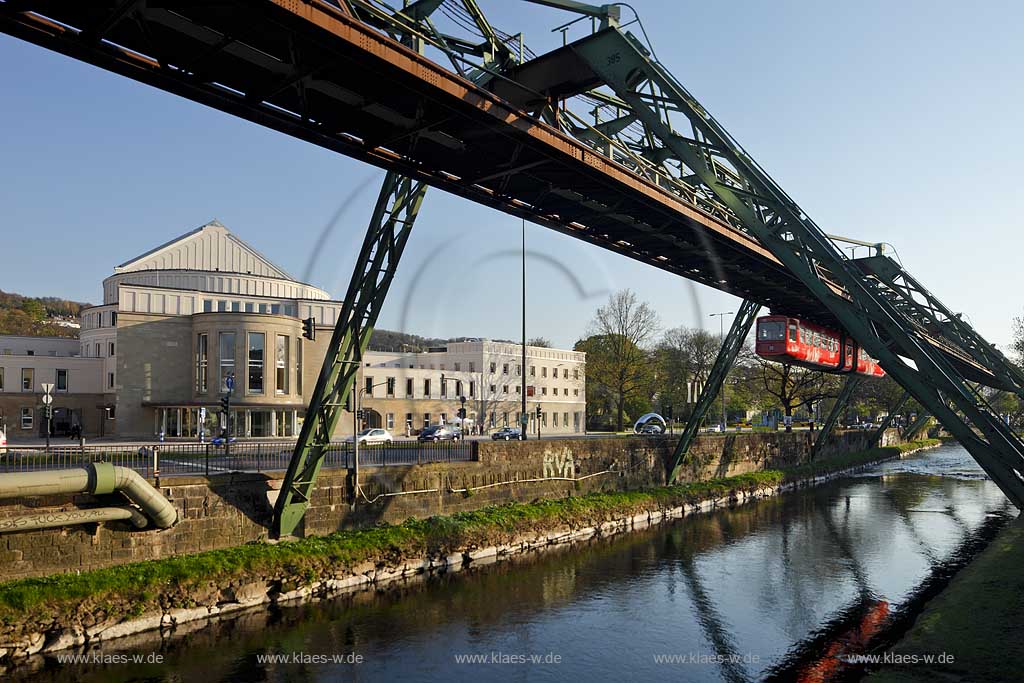 Wuppertal Barmen, Blick ber die Wupper mit fahrender Schwebebahn vor dem Opernhaus im Abendlicht, view over the river with a driving aerial train in front of the opera in the light of evening