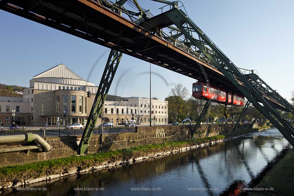 Wuppertal Barmen, Blick ber die Wupper mit fahrender Schwebebahn vor dem Opernhaus im Abendlicht, view over the river with a driving aerial train in front of the opera in the light of evening