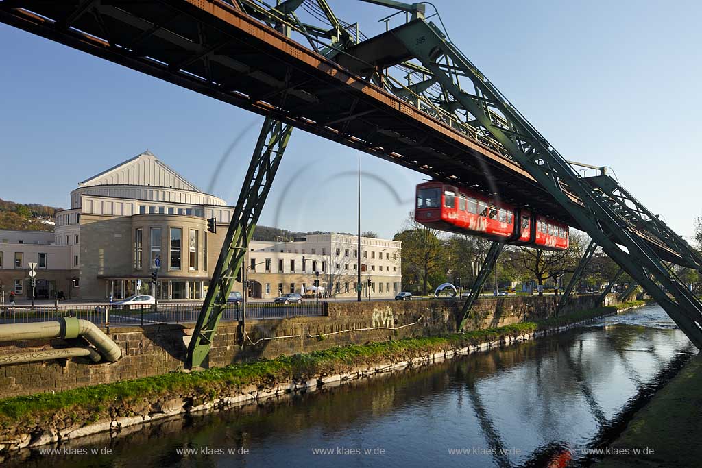 Wuppertal Barmen, Blick ber die Wupper mit fahrender Schwebebahn vor dem Opernhaus im Abendlicht, view over the river with a driving aerial train in front of the opera in the light of evening