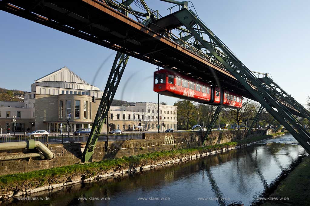 Wuppertal Barmen, Blick ber die Wupper mit fahrender Schwebebahn vor dem Opernhaus im Abendlicht, view over the river with a driving aerial train in front of the opera in the light of evening