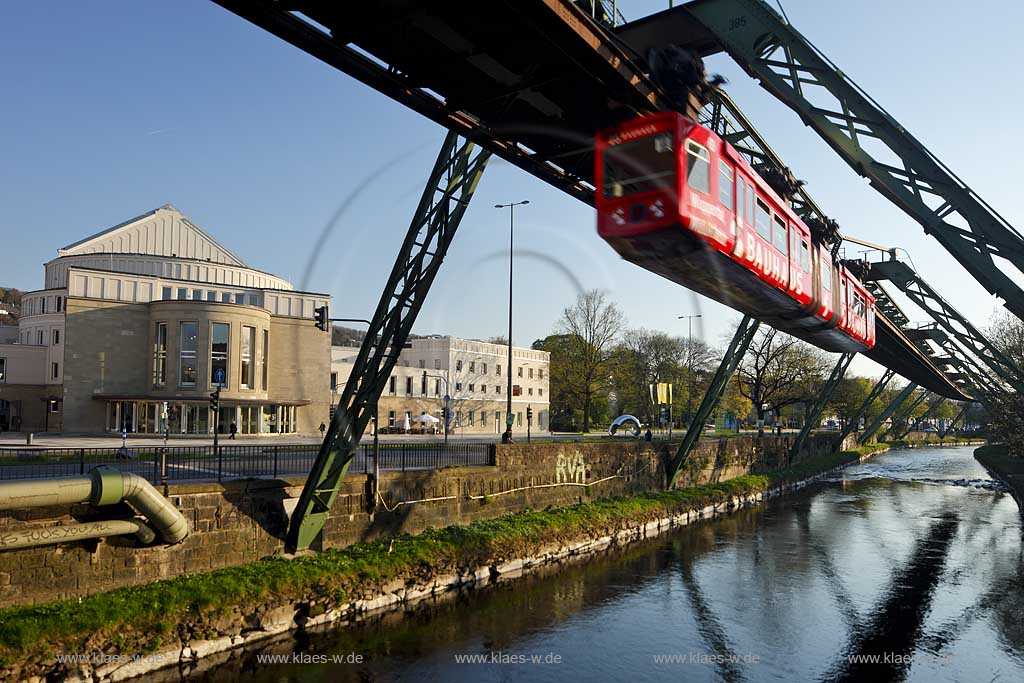Wuppertal Barmen, Blick ber die Wupper mit fahrender Bauhaus Schwebebahn vor dem Opernhaus im Abendlicht, view over the river with a driving aerial train in front of the opera in the light of evening