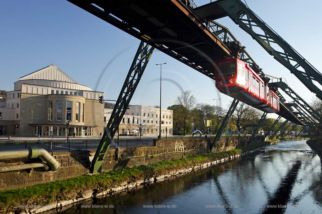 Wuppertal Barmen, Blick ber die Wupper mit fahrender Bauhaus Schwebebahn vor dem Opernhaus im Abendlicht, view over the river with a driving aerial train in front of the opera in the light of evening