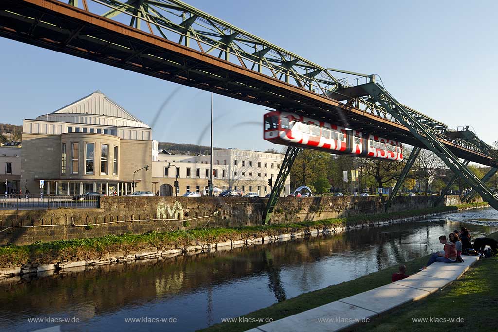 Wuppertal Barmen, Blick ber die Wupper mit fahrender Sparkassen Schwebebahn vor dem Opernhaus im Abendlicht, view over the river with a driving aerial train in front of the opera in the light of evening