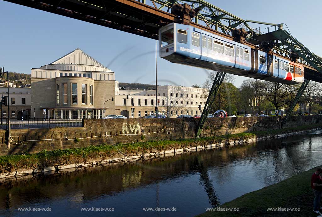 Wuppertal Barmen, Blick ber die Wupper mit fahrender WSW Schwebebahn vor dem Opernhaus im Abendlicht, view over the river with a driving aerial train in front of the opera in the light of evening