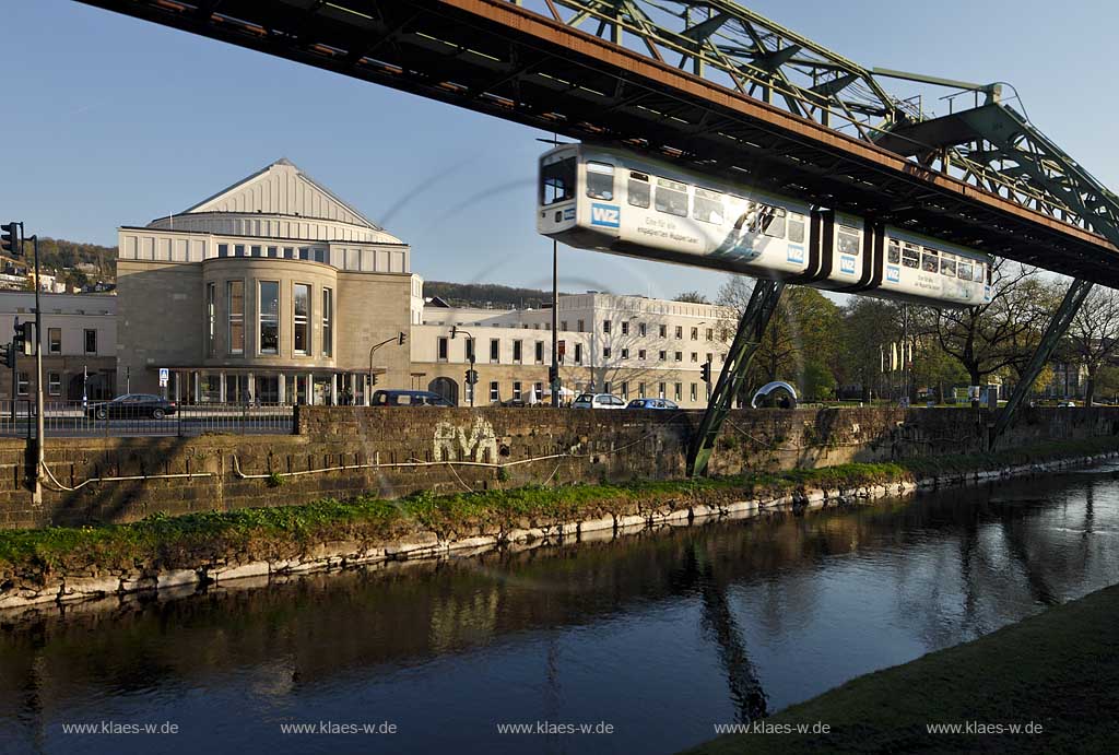 Wuppertal Barmen, Blick ber die Wupper mit fahrender WZ Schwebebahn vor dem Opernhaus im Abendlicht, view over the river with a driving aerial train in front of the opera in the light of evening