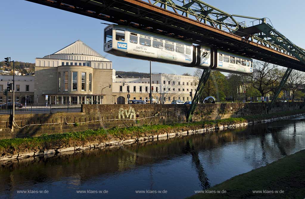 Wuppertal Barmen, Blick ber die Wupper mit fahrender WZ Schwebebahn vor dem Opernhaus im Abendlicht, view over the river with a driving aerial train in front of the opera in the light of evening