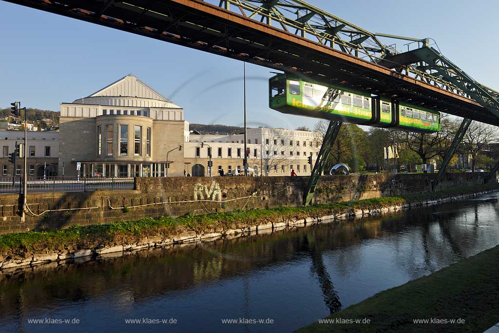 Wuppertal Barmen, Blick ber die Wupper mit fahrender WSW Schwebebahn vor dem Opernhaus im Abendlicht, view over the river with a driving aerial train in front of the opera in the light of evening
