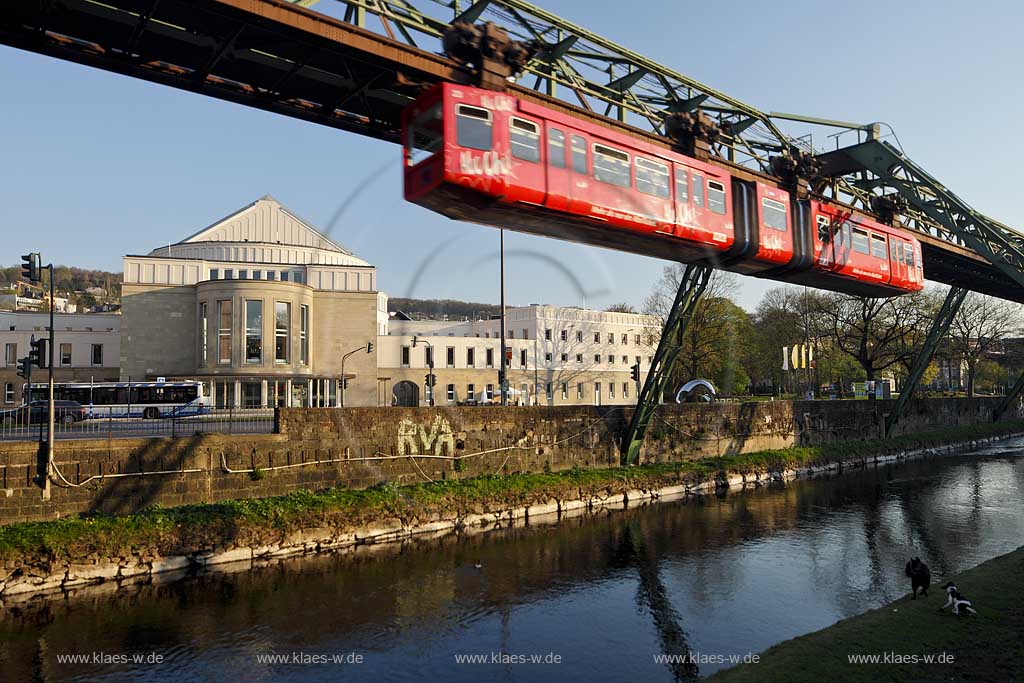 Wuppertal Barmen, Blick ber die Wupper mit fahrender Schwebebahn vor dem Opernhaus im Abendlicht, view over the river with a driving aerial train in front of the opera in the light of evening
