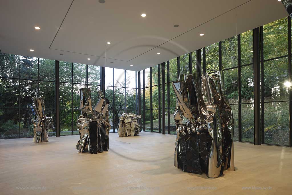 Wuppertal-Barmen Skulpturenpark Waldfrieden Tony Cragg glaeserne Ausstellungshalle des Wuppertaler Architekten Rudolf Hoppe innen mit Wechselausstellung hier Skulpturen des amerikanischen Kuenstlers John Chamberlain im Kajr 2009; Wuppertal-Barmen spulpture park Waldfrieden of Tony Cragg exhibition hall with temporary exhibition of the american artist John Chamberlain in 2009