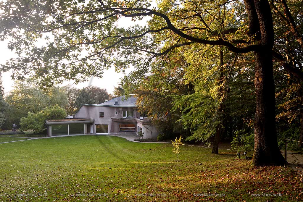 Wuppertal-Barmen Skulpturenpark Waldfrieden Tony Cragg, Blick zur Villa Waldfrieden in herbststimmung; Wuppertal-Barmen spulpture park Waldfrieden of Tony Cragg, viet to  villa Waldfrieden in autumn landscape