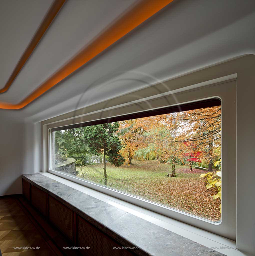 Wuppertal-Barmen, Innenansicht in die Villa Herberts, auch Villa Waldfrieden, ist ein architektonisch bedeutendes und unter Denkmalschutz stehendes Wohnhaus im Wuppertaler Wohnquartier Hesselnberg (Unterbarmen). Es wurde 1946 bis 1949 von dem Architekten und Maler Franz Krause (18971979) fuer den Wuppertaler Lackfabrikanten Kurt Herberts gebaut, der dort bis zu seinem Tode 1989 lebte. Die Villa Herberts liegt in einem ca. 15 Hektar groen Park. Charakteristisch sind seine von anthroposophischem Gedankengut beeinflussten ausgeprgt organischen Formen. 2006 wurde die Villa von dem in Wuppertal lebenden Kuenstler Tony Cragg erworben. Dort befindet sich nun der Skulpturenpark Waldfrieden; Wuppertal Barmen, interior view of Villa Waldfrieden, Tony Cragg Foundation