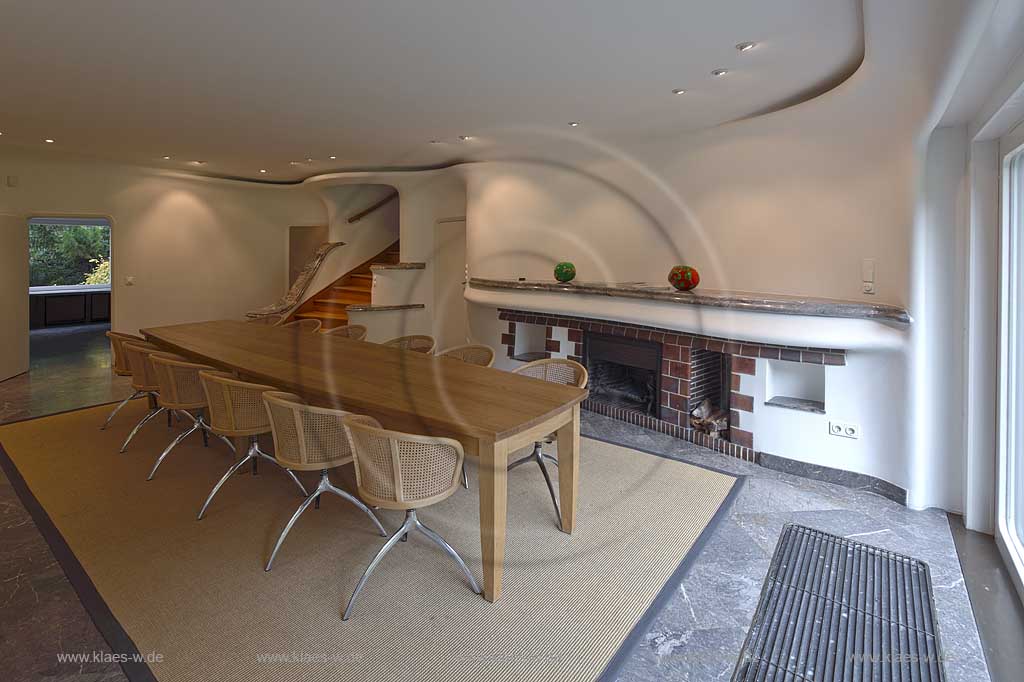 Wuppertal-Barmen, Innenansicht in die Villa Herberts, auch Villa Waldfrieden, ist ein architektonisch bedeutendes und unter Denkmalschutz stehendes Wohnhaus im Wuppertaler Wohnquartier Hesselnberg (Unterbarmen). Es wurde 1946 bis 1949 von dem Architekten und Maler Franz Krause (18971979) fuer den Wuppertaler Lackfabrikanten Kurt Herberts gebaut, der dort bis zu seinem Tode 1989 lebte. Die Villa Herberts liegt in einem ca. 15 Hektar groen Park. Charakteristisch sind seine von anthroposophischem Gedankengut beeinflussten ausgeprgt organischen Formen. 2006 wurde die Villa von dem in Wuppertal lebenden Kuenstler Tony Cragg erworben. Dort befindet sich nun der Skulpturenpark Waldfrieden; Wuppertal Barmen, interior view of Villa Waldfrieden, Tony Cragg Foundation