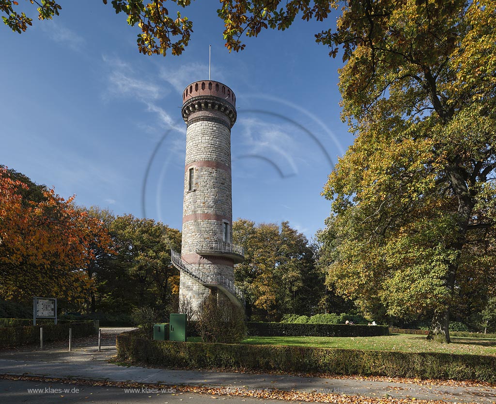 Wuppertal-Barmen, Toelleturm im Herbst, er ist ein Aussichtsturm aus Grauwacke und hat einen Durchmesser von 7,70 Meter; Wuppertal-Barmen, look-out tower Toelleturm in snow.