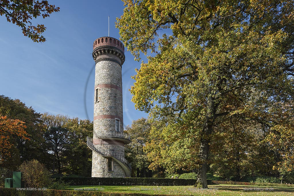 Wuppertal-Barmen, Toelleturm im Herbst, er ist ein Aussichtsturm aus Grauwacke und hat einen Durchmesser von 7,70 Meter; Wuppertal-Barmen, look-out tower Toelleturm in snow.