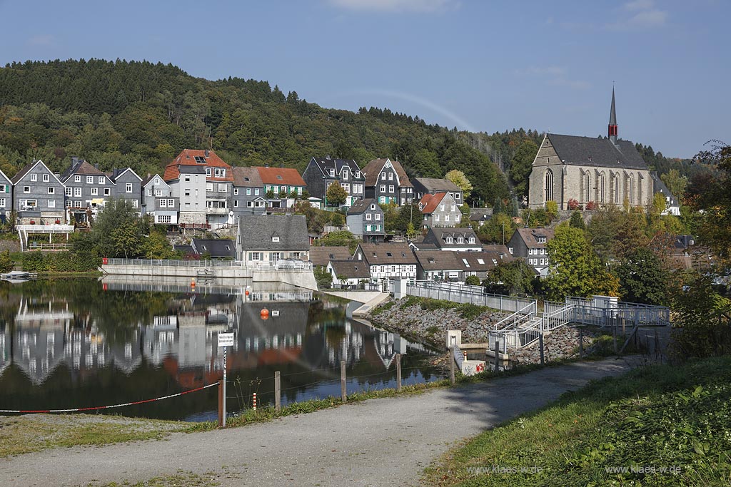 Wuppertal-Beyenburg, Blick auf Beyenburger Stausee im Vordergrund und auf den historischen Ortskern Beyenburgs mit Kirche St. Maria Magdalena dahinter; Wuppertal-Beyenburrg, view to the barrier lake Beyenburger Stausee in front and to the historical inner city of Beyenburg with church St. Maria Magdalena in the background.