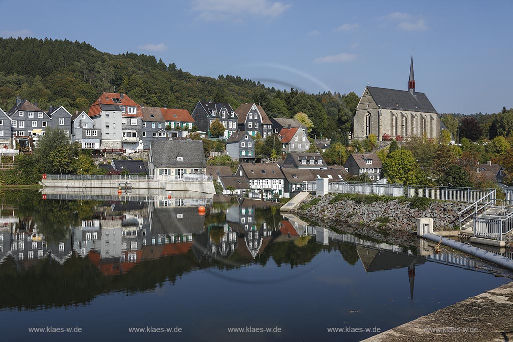 Wuppertal-Beyenburg, Blick auf Beyenburger Stausee im Vordergrund und auf den historischen Ortskern Beyenburgs mit Kirche St. Maria Magdalena dahinter; Wuppertal-Beyenburrg, view to the barrier lake Beyenburger Stausee in front and to the historical inner city of Beyenburg with church St. Maria Magdalena in the background.