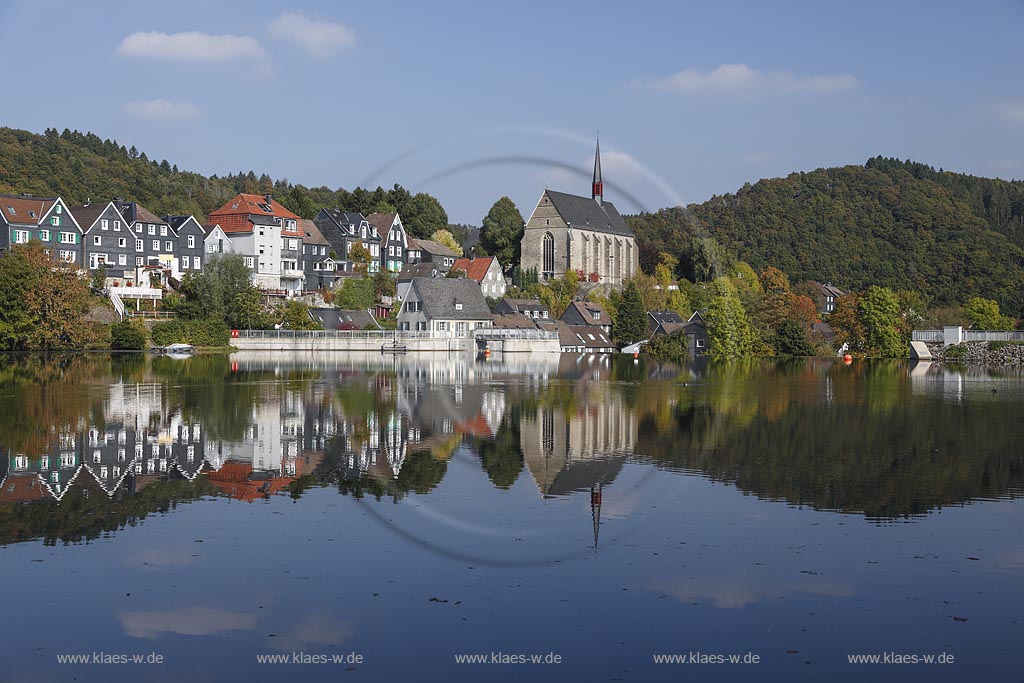 Wuppertal-Beyenburg, Blick auf Beyenburger Stausee im Vordergrund und auf den historischen Ortskern Beyenburgs mit Kirche St. Maria Magdalena dahinter; Wuppertal-Beyenburrg, view to the barrier lake Beyenburger Stausee in front and to the historical inner city of Beyenburg with church St. Maria Magdalena in the background.