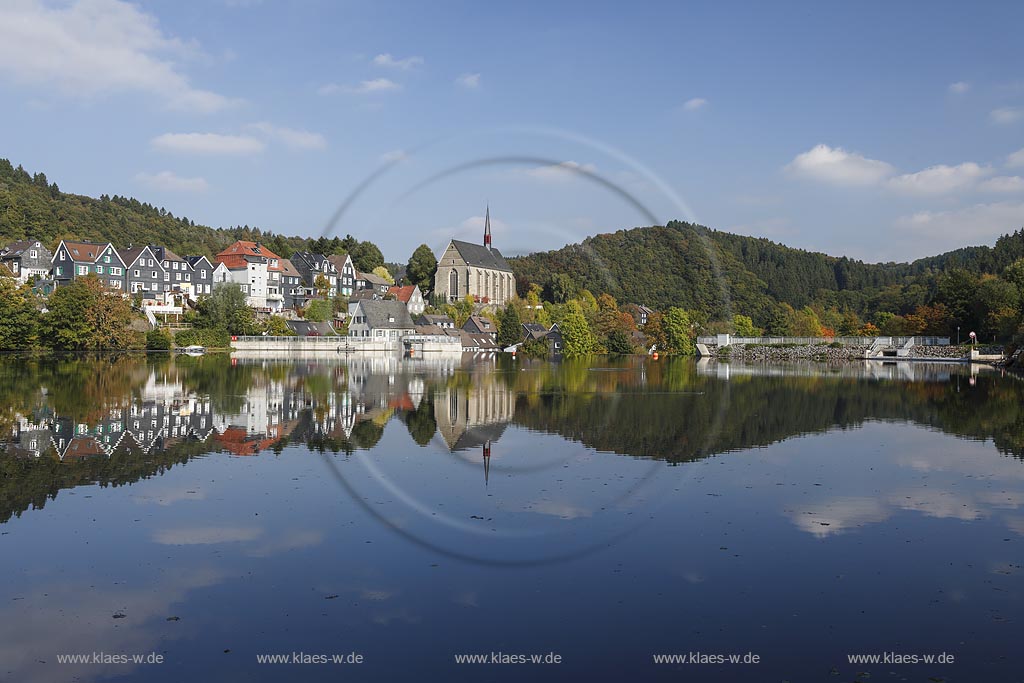 Wuppertal-Beyenburg, Blick auf Beyenburger Stausee im Vordergrund und auf den historischen Ortskern Beyenburgs mit Kirche St. Maria Magdalena dahinter; Wuppertal-Beyenburrg, view to the barrier lake Beyenburger Stausee in front and to the historical inner city of Beyenburg with church St. Maria Magdalena in the background.