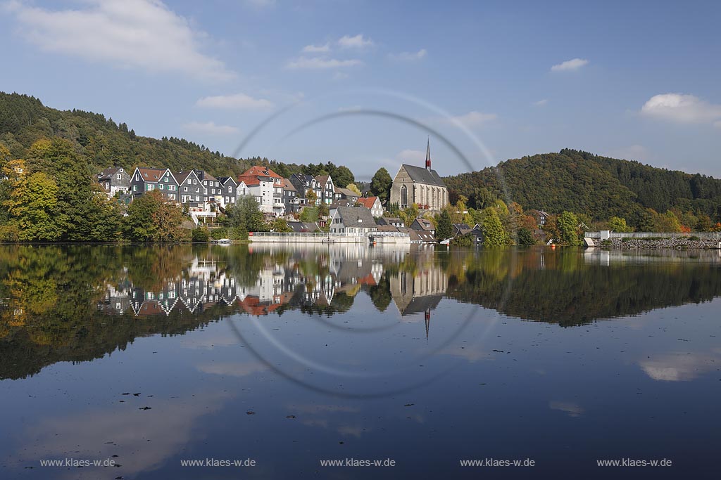 Wuppertal-Beyenburg, Blick auf Beyenburger Stausee im Vordergrund und auf den historischen Ortskern Beyenburgs mit Kirche St. Maria Magdalena dahinter; Wuppertal-Beyenburrg, view to the barrier lake Beyenburger Stausee in front and to the historical inner city of Beyenburg with church St. Maria Magdalena in the background.