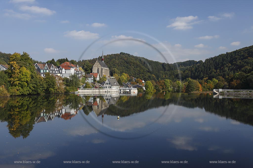 Wuppertal-Beyenburg, Blick auf Beyenburger Stausee im Vordergrund und auf den historischen Ortskern Beyenburgs mit Kirche St. Maria Magdalena dahinter; Wuppertal-Beyenburrg, view to the barrier lake Beyenburger Stausee in front and to the historical inner city of Beyenburg with church St. Maria Magdalena in the background.