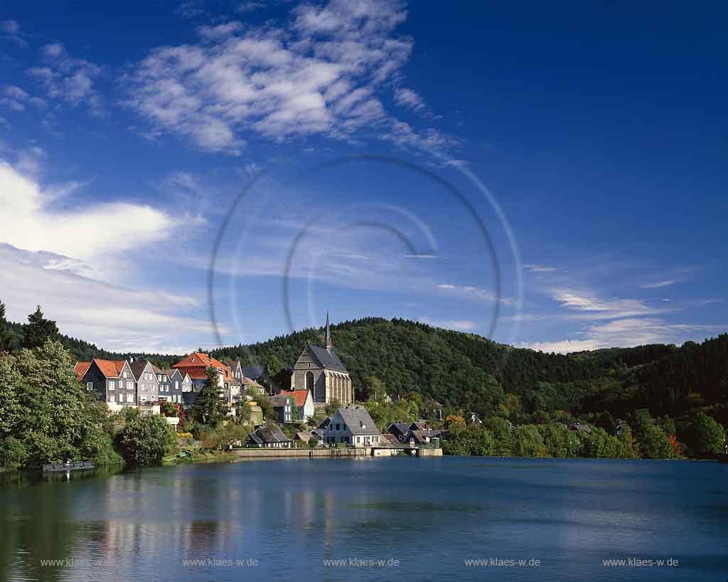 Beyenburg, Wuppertal, Regierungsbezirk Dsseldorf, Duesseldorf, Blick ber, ueber Beyenburger Stausee auf Ort mit Kirche in Sommerstimmung