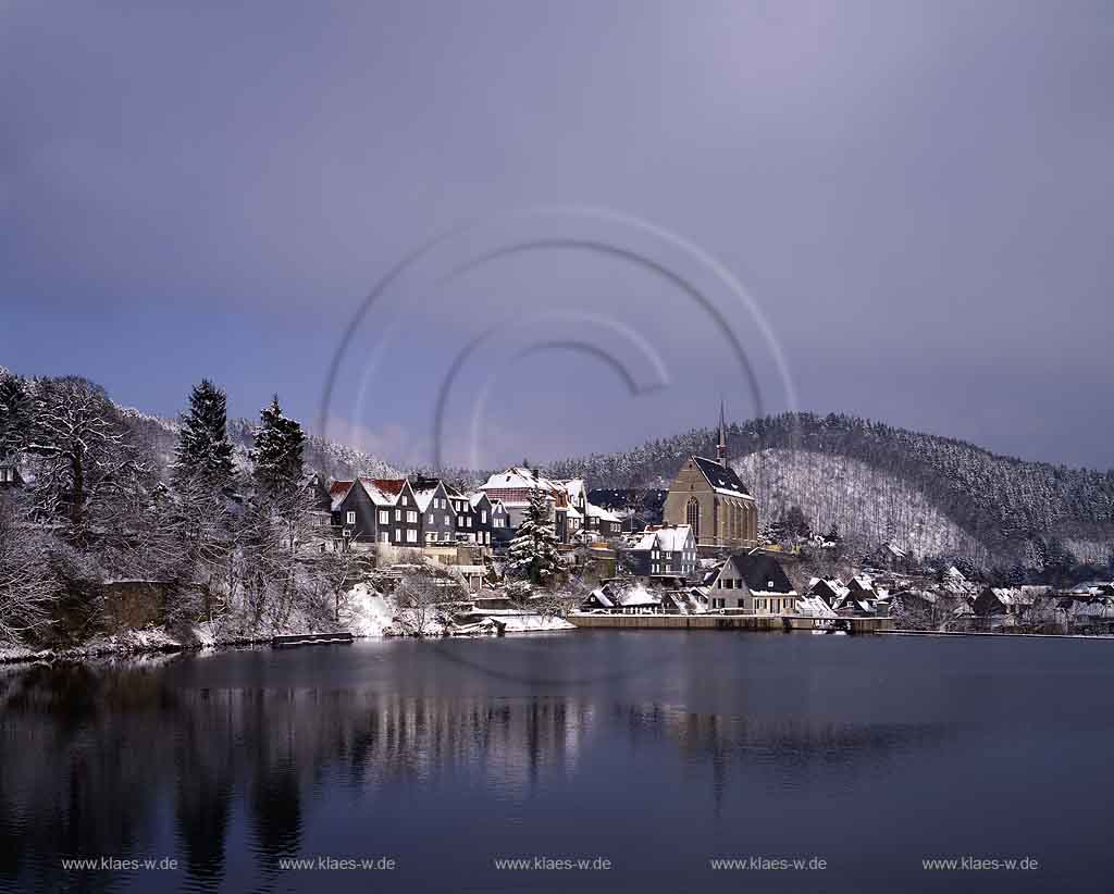 Beyenburg, Wuppertal, Regierungsbezirk Dsseldorf, Duesseldorf, Blick ber, ueber Beyenburger Stausee auf Ort mit Kirche in Winterstimmung mit Schnee