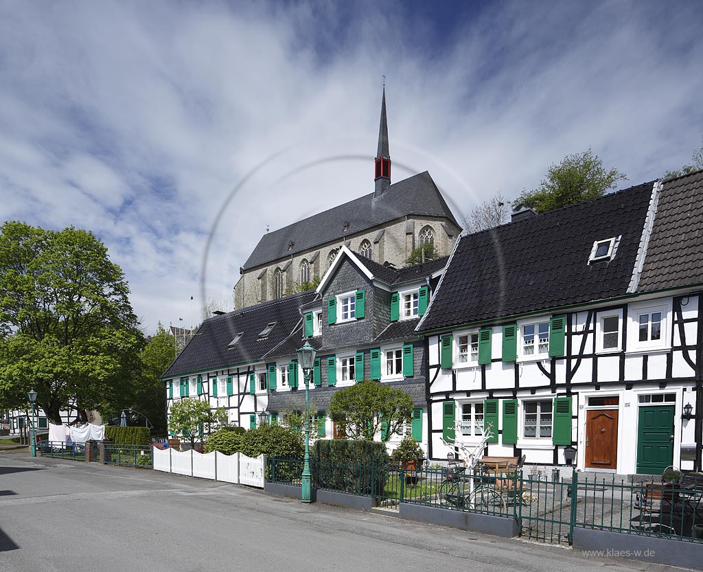 Wuppertal Beyenburg, Blick auf Fachwerkwinkel  und ehemalige Klosterkirche St. Maria Magdalena im historischen Ortskern; Wuppertal Beyenburg, view to the town with frame houses and the church St. Maria Magdalena.