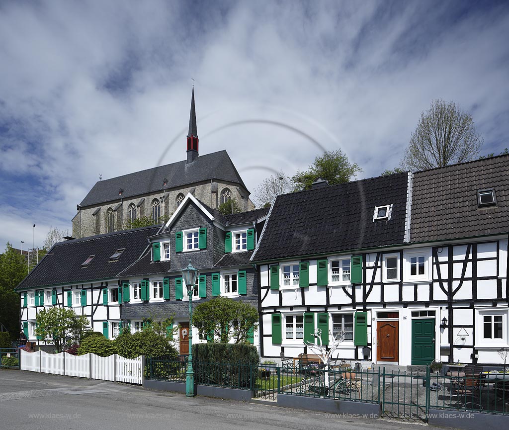 Wuppertal Beyenburg, Blick auf Fachwerkwinkel  und ehemalige Klosterkirche St. Maria Magdalena im historischen Ortskern; Wuppertal Beyenburg, view to the town with frame houses and the church St. Maria Magdalena.