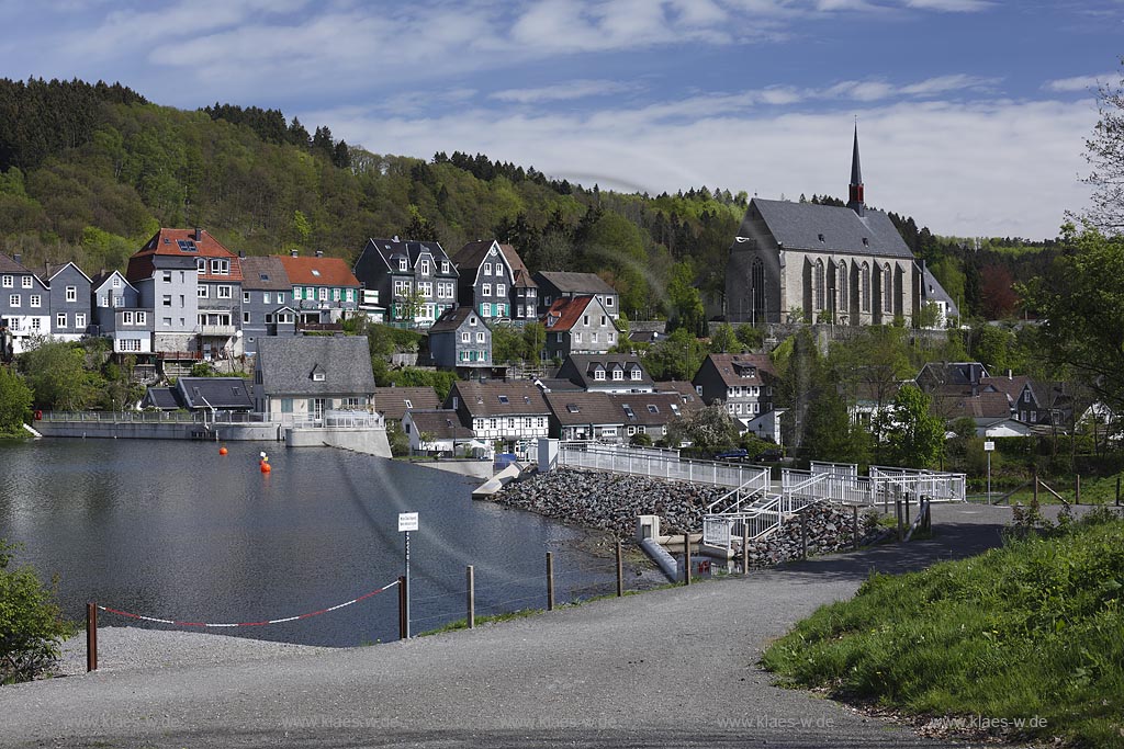 Wuppertal Beyenburg, Blick auf Beyenburger Stausee  und historischen Ortskern mit ehemaliger Klosterkirche St. Maria Magdalena; Wuppertal Beyenburg, view onto barrier lake Beyenburger Stausee and historical city with church St. Maria Magdalena.